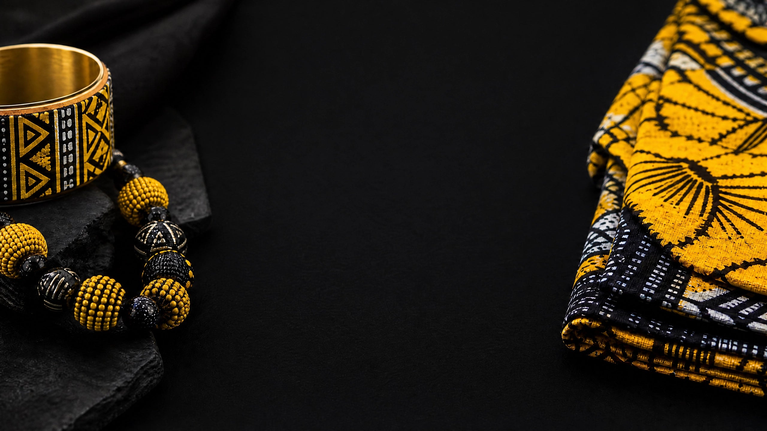 Accessoires et tissus africains noir et or
